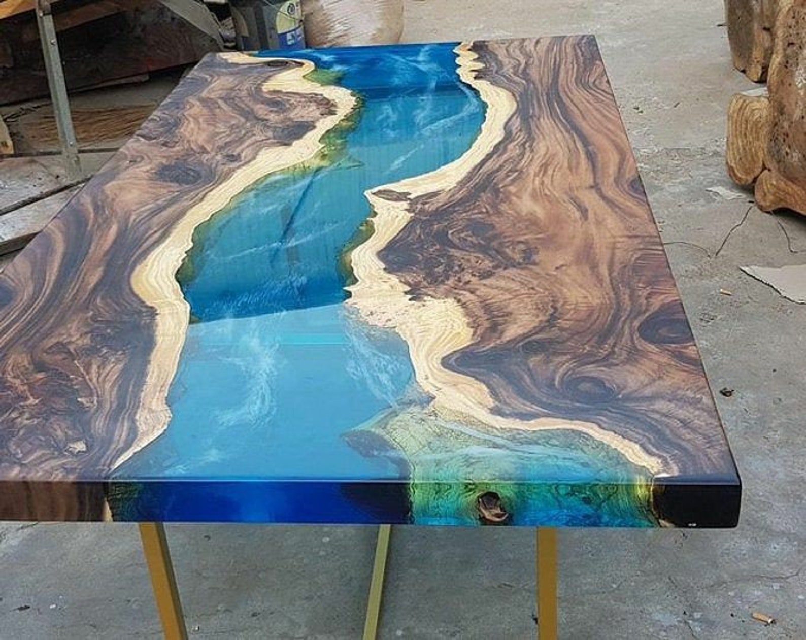 Table résine bleu royal